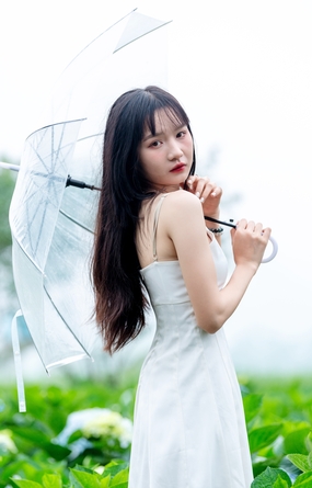 雨后亚洲性感撑伞美女户外人体摄影